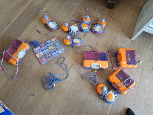 V Smile Konsole 4 Stück mit 12 Spielen ( 2x fehlt Batteriefach) mit 5 Controllern