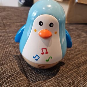 Spielzeug Hape Stehaufpinguin
