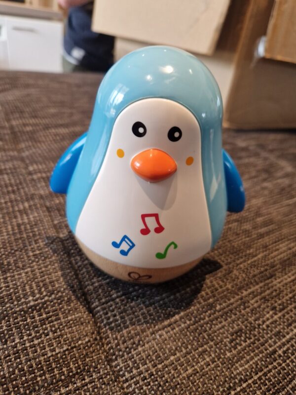 Spielzeug Hape Stehaufpinguin