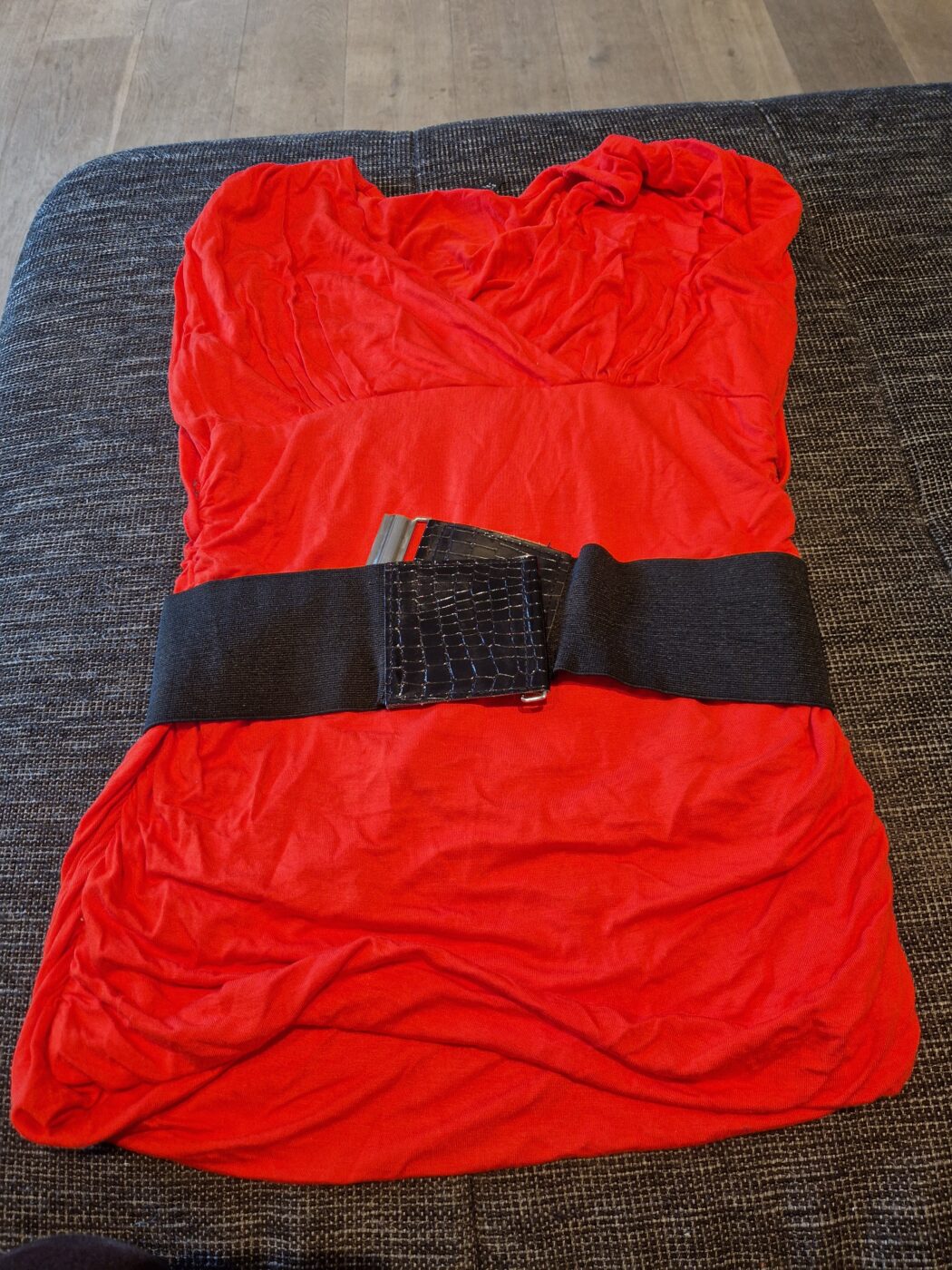 T Shirt L mit Gürtel neuwertig Oberteil