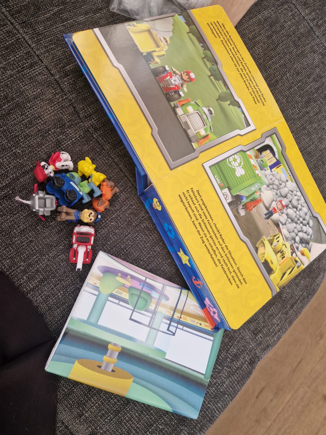 Spielbuch Paw Patrol mit Spielmatte, Lesegeschichte und 8 Figuren