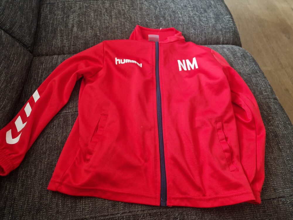 Jacke Hummel mit Aufschrift 128