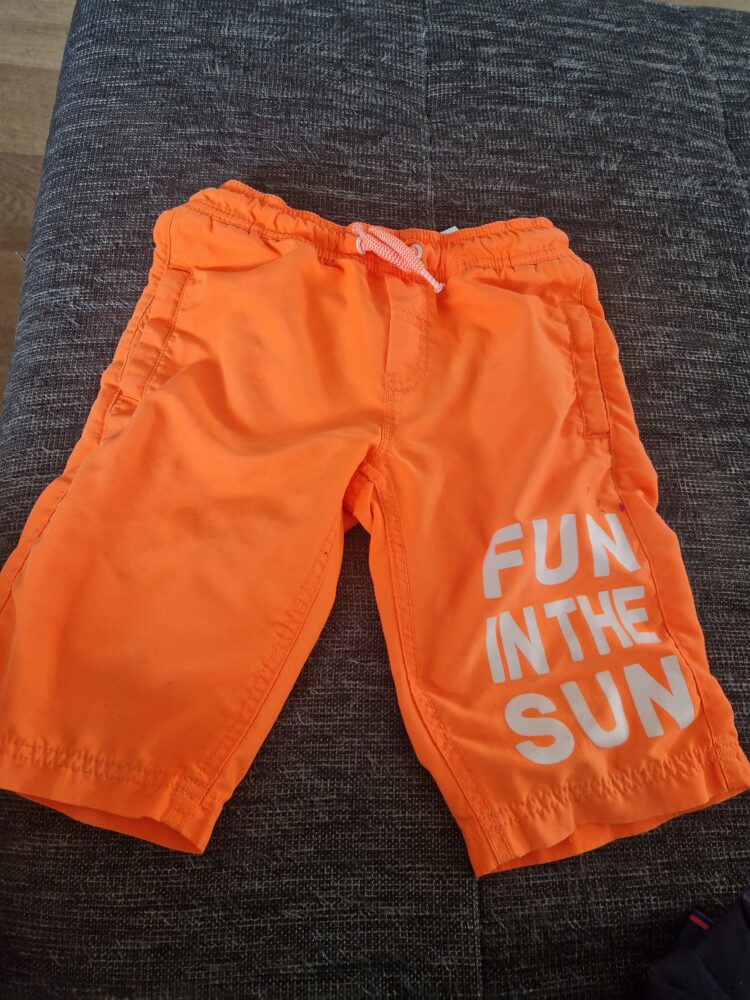 Badehose C & A mit kleinem Fleck 128