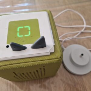Toniebox mit normalen Gebrauchsspuren und neuem Ladekabel