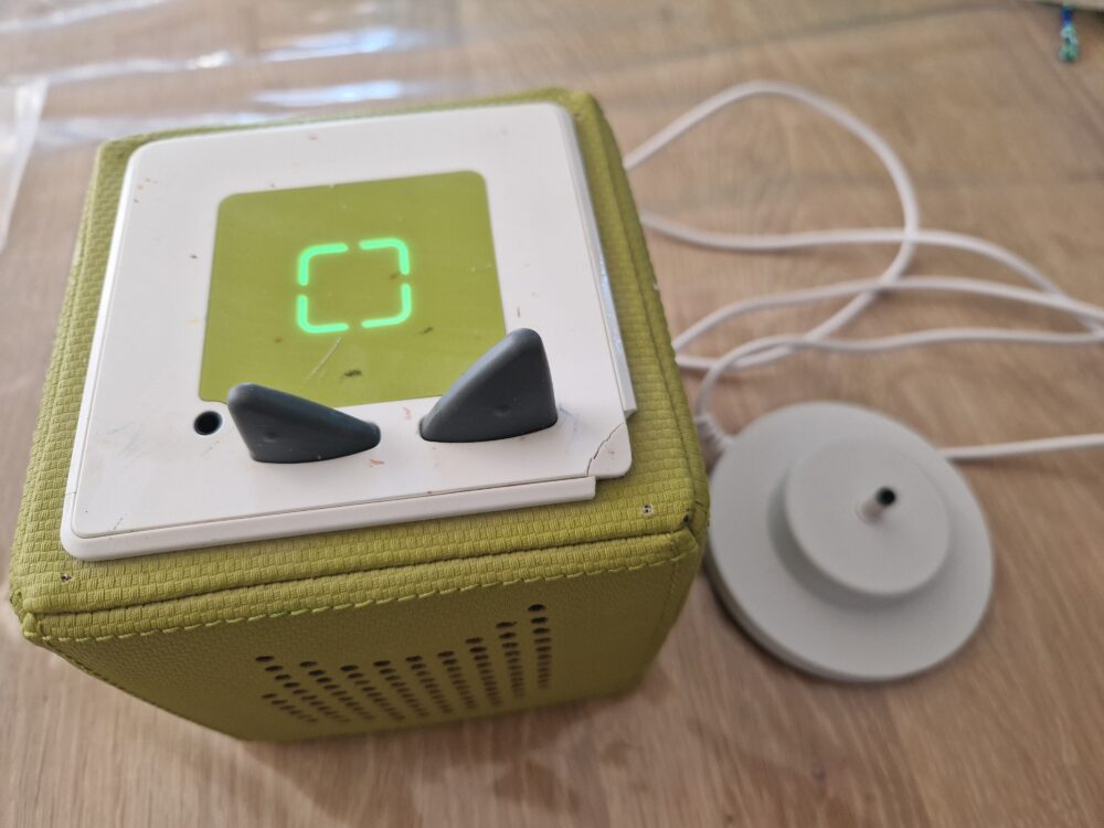 Toniebox mit normalen Gebrauchsspuren und neuem Ladekabel
