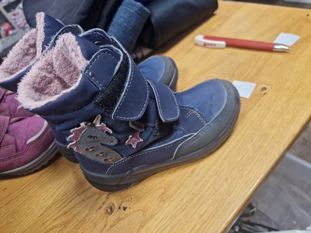 Schuhe 27